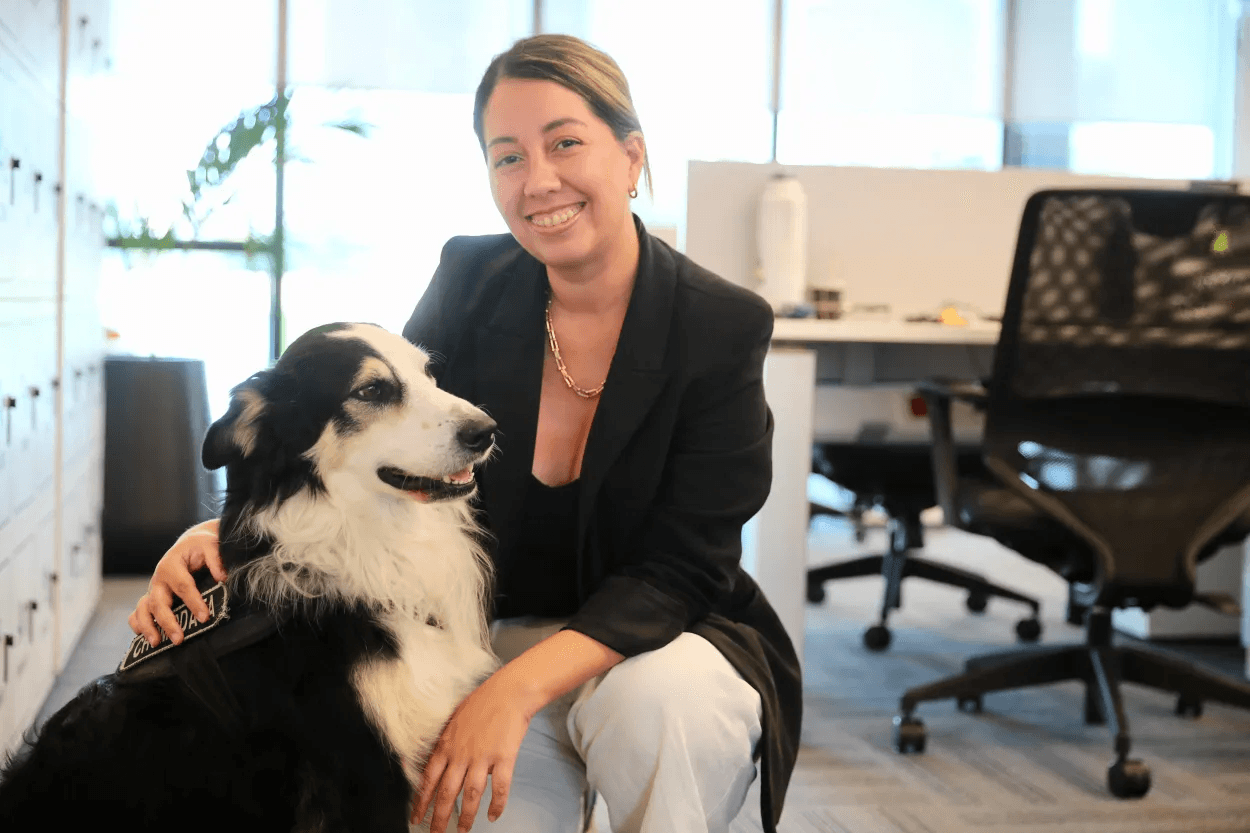 Keila Barral Masri, fundadora de Cromodata, junto a su perro